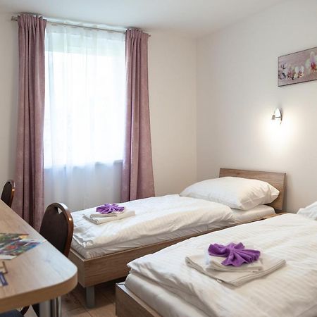 Vivien Szálló Szeged Esterno foto
